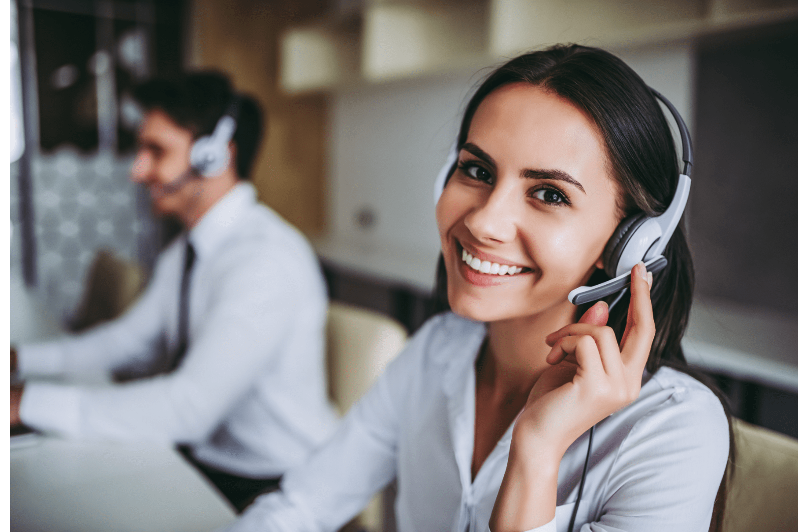 Frau mit Headset in einem Callcenter